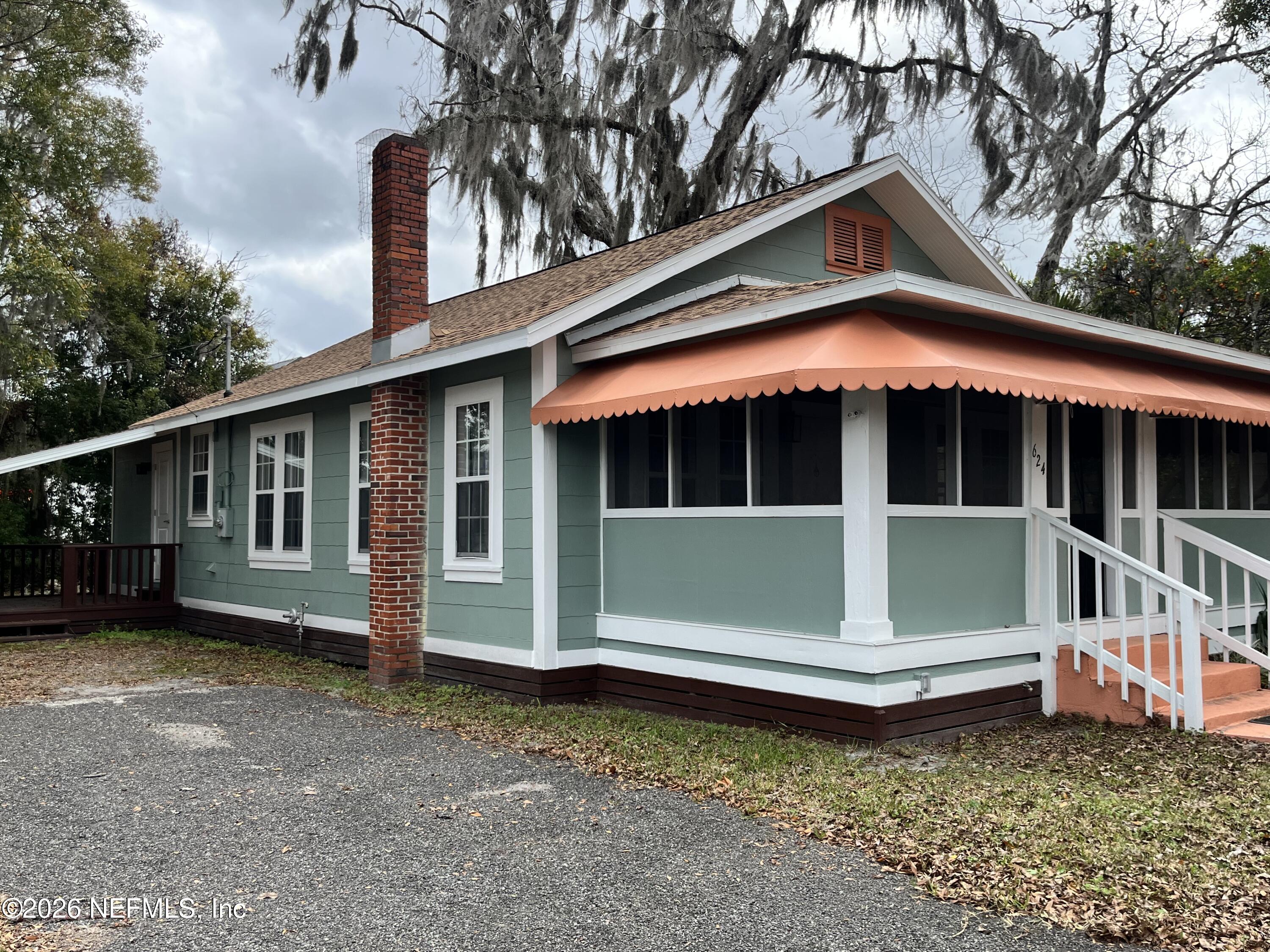 624 North Lake Street Starke, FL 32091 - Photo 7 of 34 a front view of a house with a garden