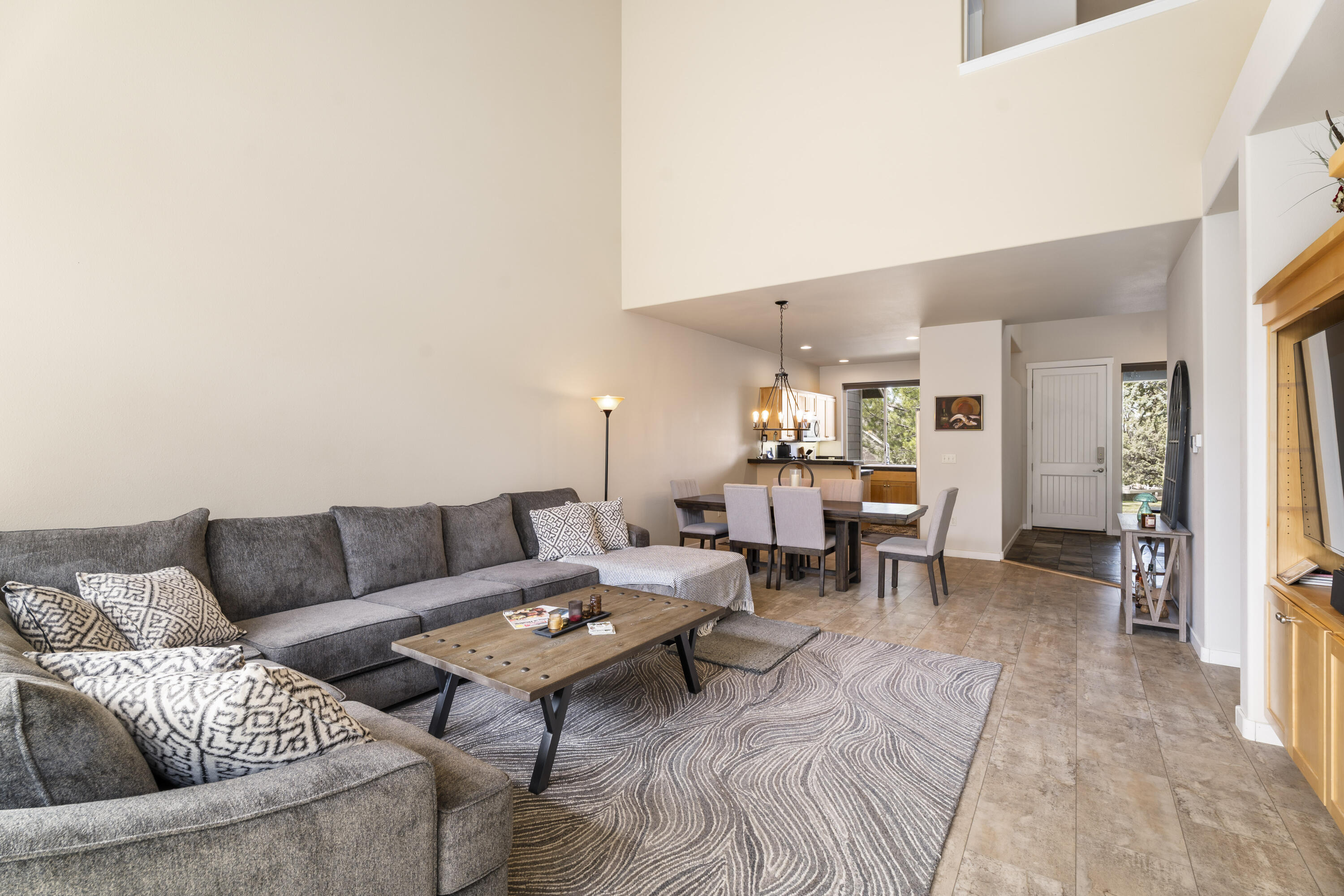 11170 Village Loop Redmond, OR 97756 - Photo 9 of 40 21-Living Room