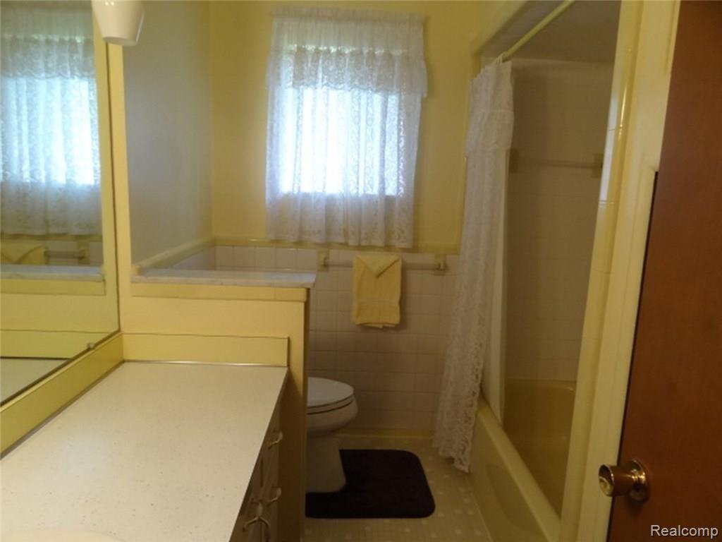 8177 Menge Street Center Line, MI 48015 - Photo 10 of 14