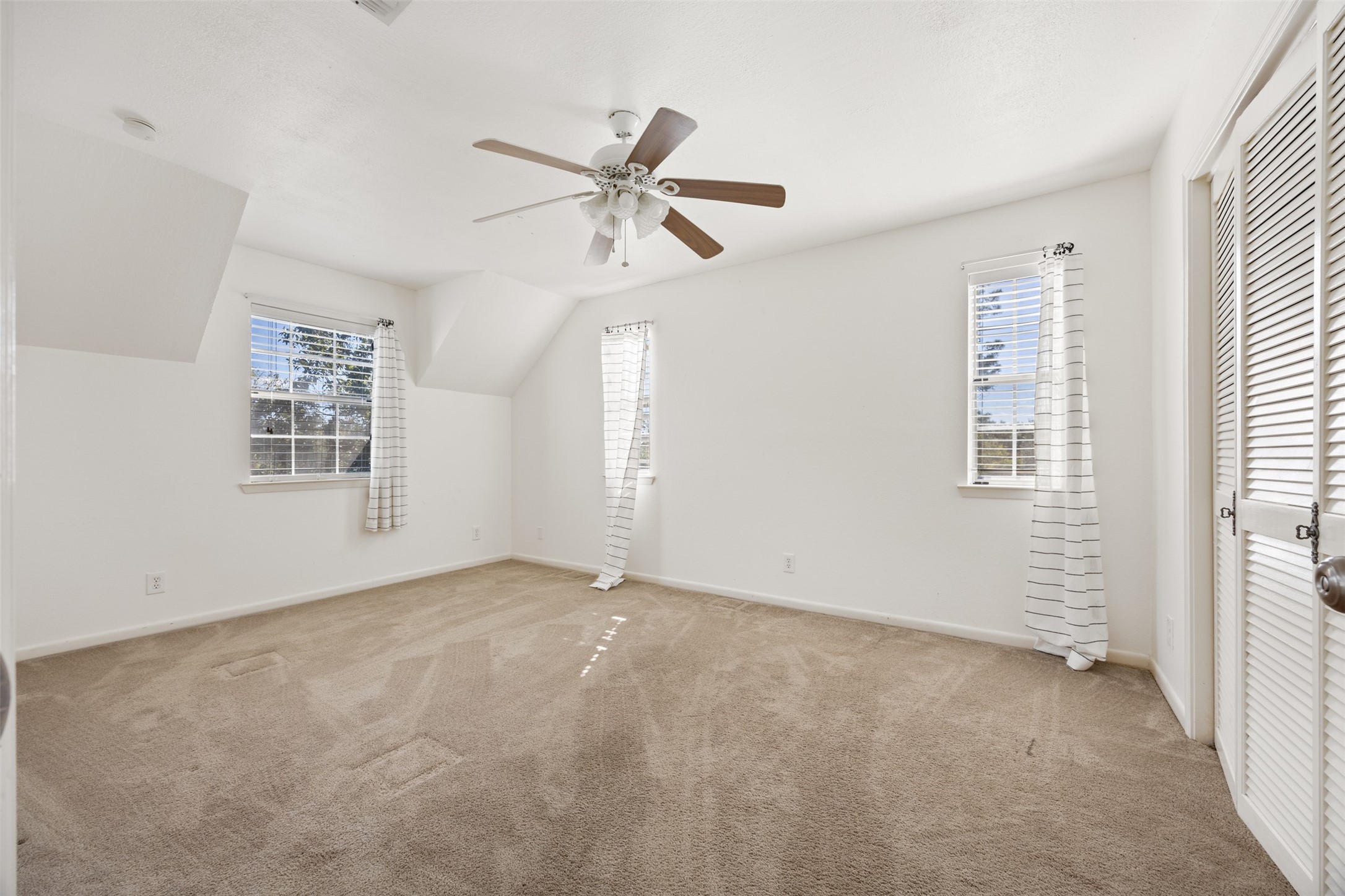4910 Cark Street Santa Fe, TX 77517 - Photo 21 of 31 an empty room with windows and fan