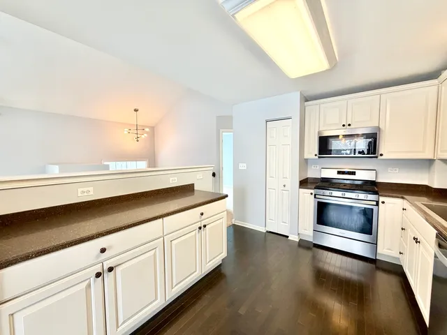 $299,900 | 898 Emerald Drive, Pingree Grove, IL 60140