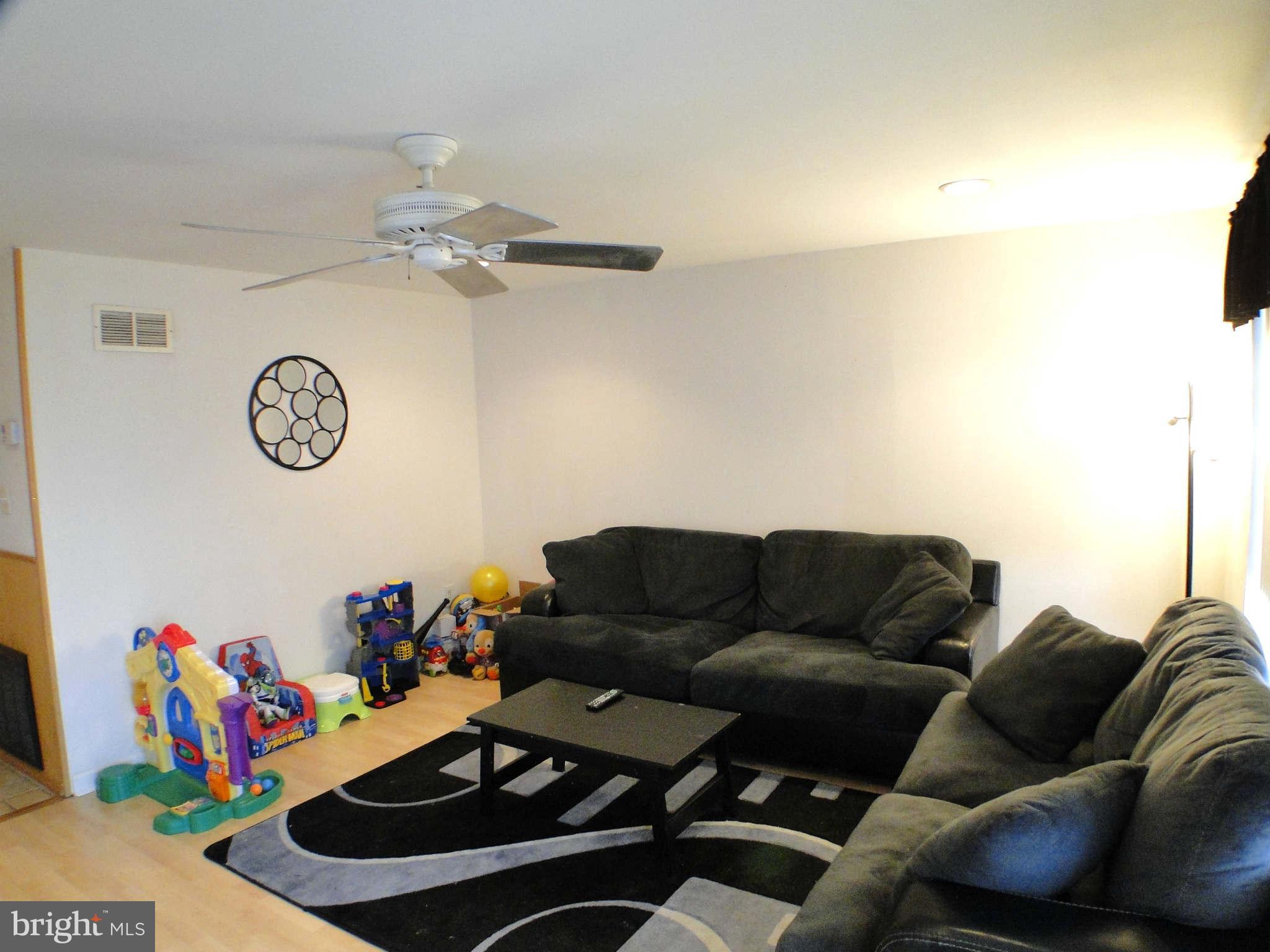 7929 Lansdale Road Baltimore, MD 21224 - Photo 14 of 30 Living Room