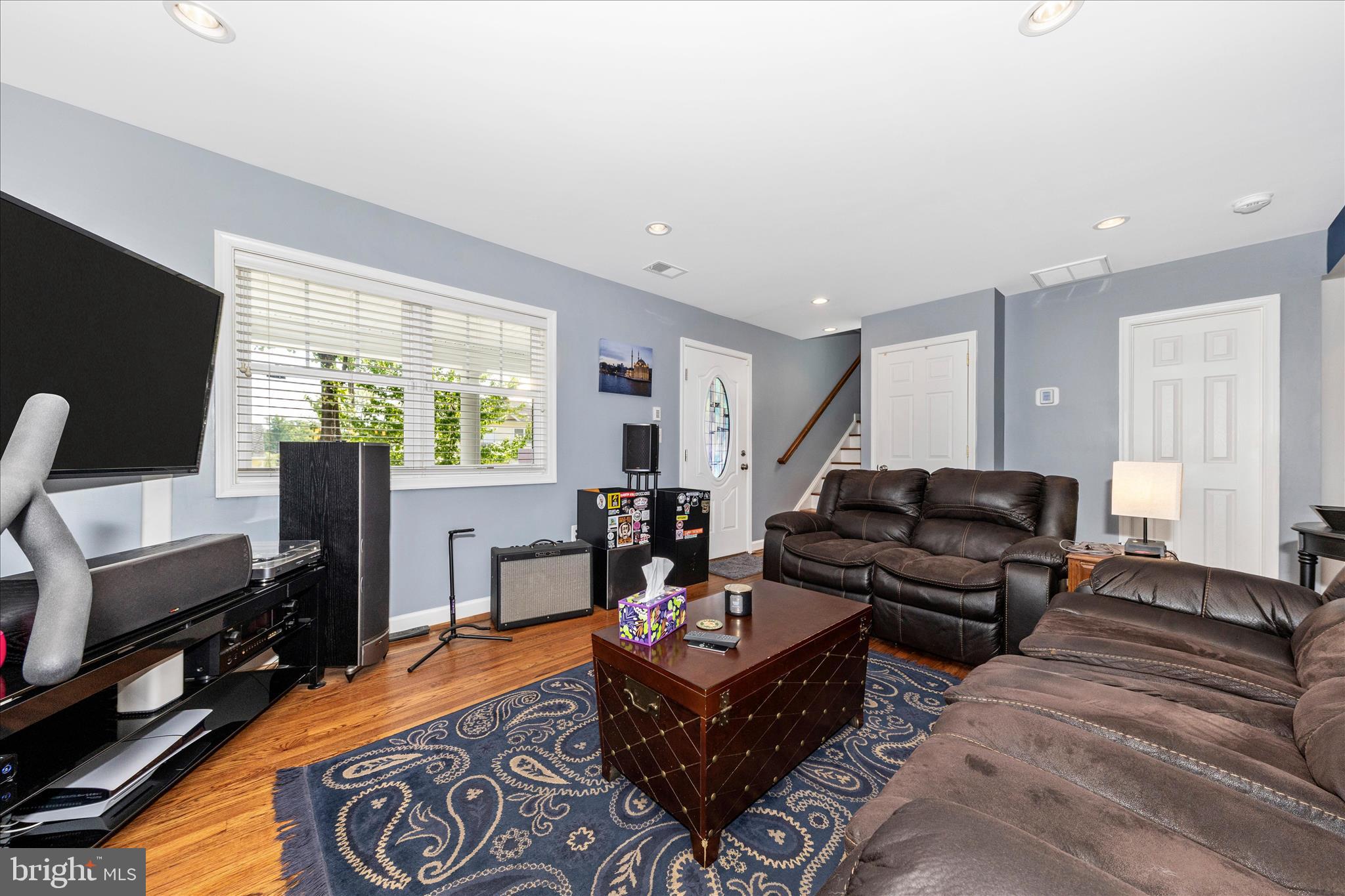 2913 Weisman Road Silver Spring, MD 20902 - Photo 3 of 39 Living Room