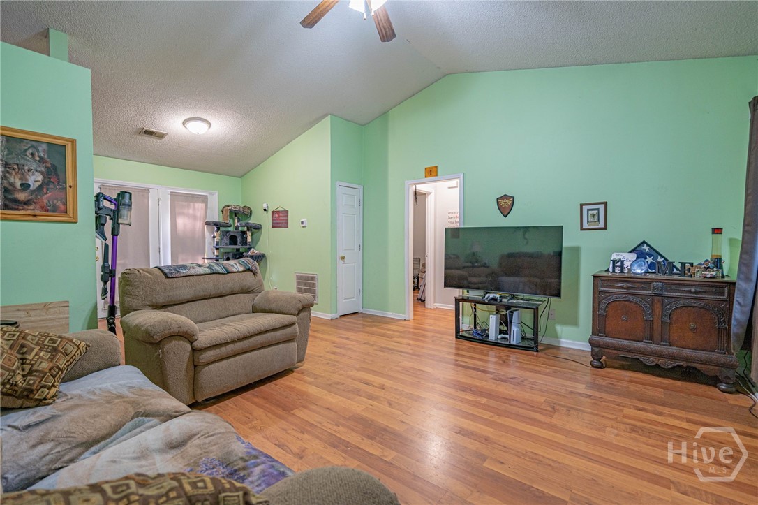 202 Stag Road Springfield, GA 31329 - Photo 4 of 27 Living Room