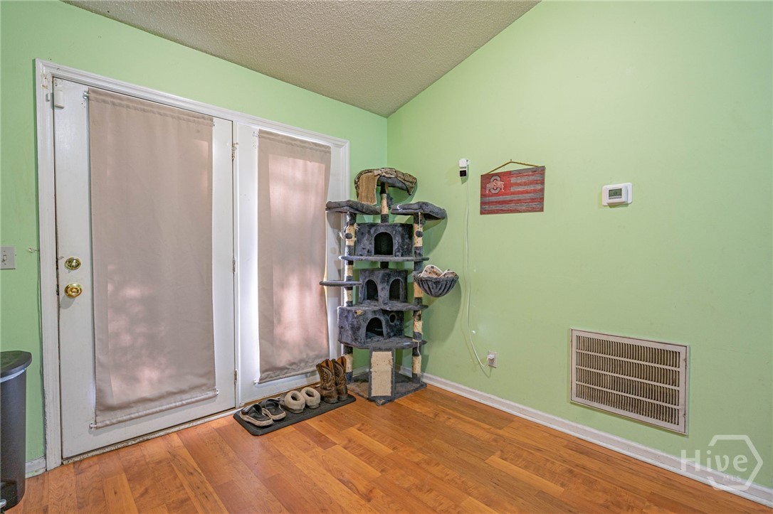 202 Stag Road Springfield, GA 31329 - Photo 7 of 27 Living Room facing Back Door to Backyard