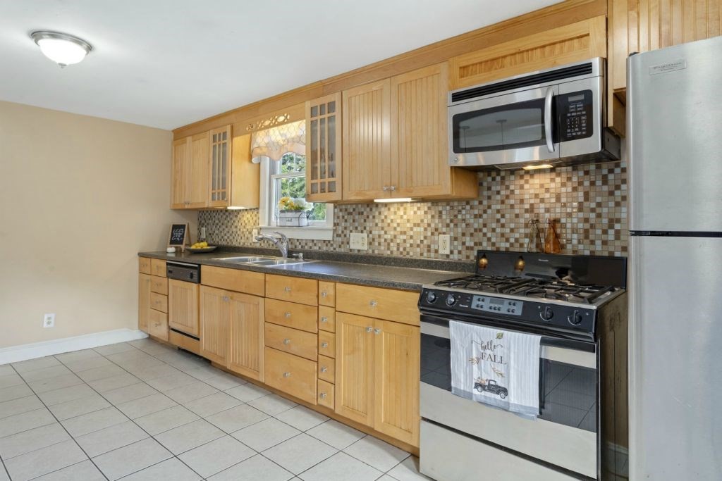 9 Walter Road Danvers, MA 01923 - Photo 8 of 26 Gallery Image 8