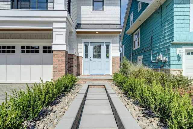 a view of a lake with house
