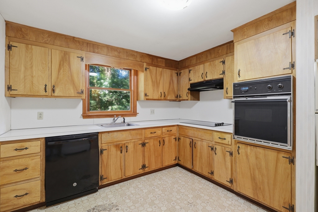 9 Keith Road Wayland, MA 01778 - Photo 7 of 38