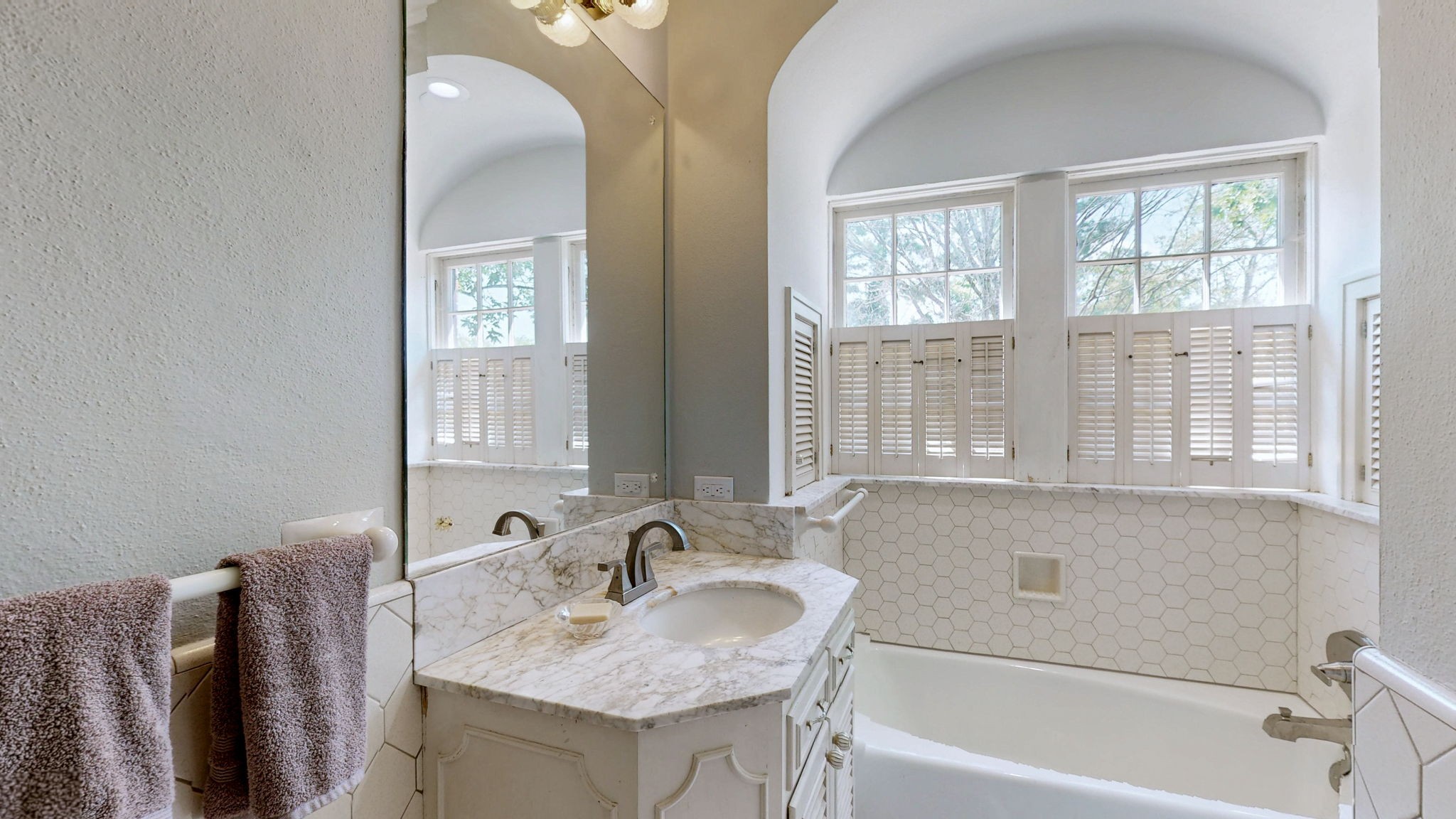 1007 Poplar Street Murray, KY 42071 - Photo 13 of 48 a bathroom with a sink and a bathtub