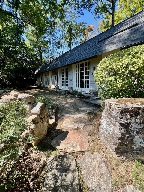 2820 High Ridge Road Stamford, CT 06903 - Photo 22 of 25 a backyard of a house with table and chairs