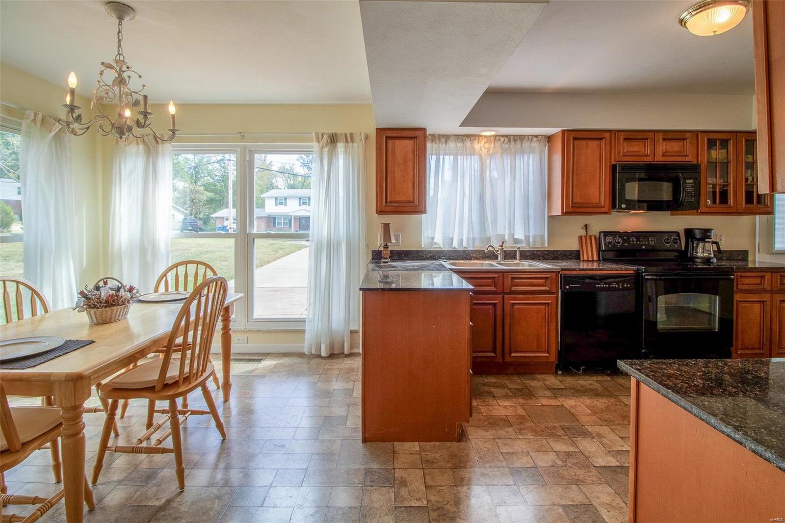 400 Mayfair Drive Ballwin, MO 63011 - Photo 7 of 65