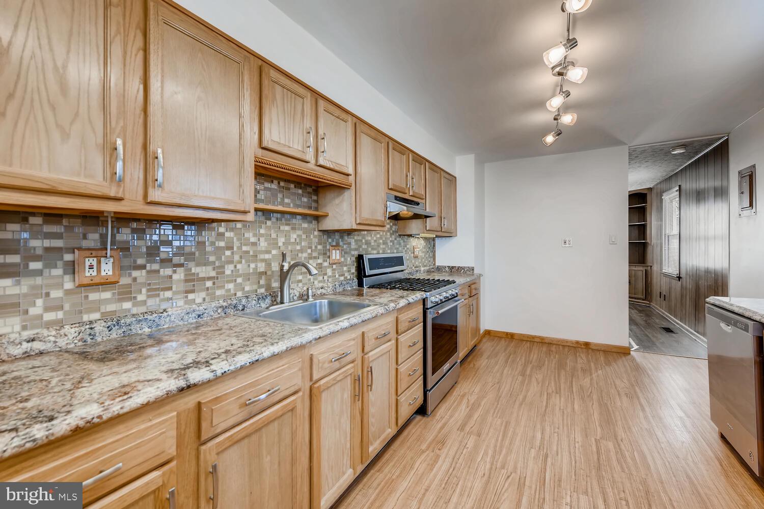 910 Woodlynn Road Baltimore, MD 21221 - Photo 4 of 35 Kitchen