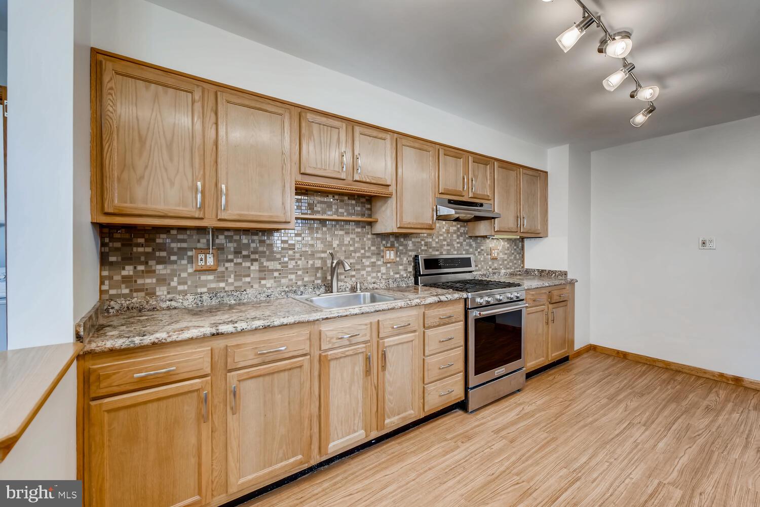 910 Woodlynn Road Baltimore, MD 21221 - Photo 5 of 35 Kitchen