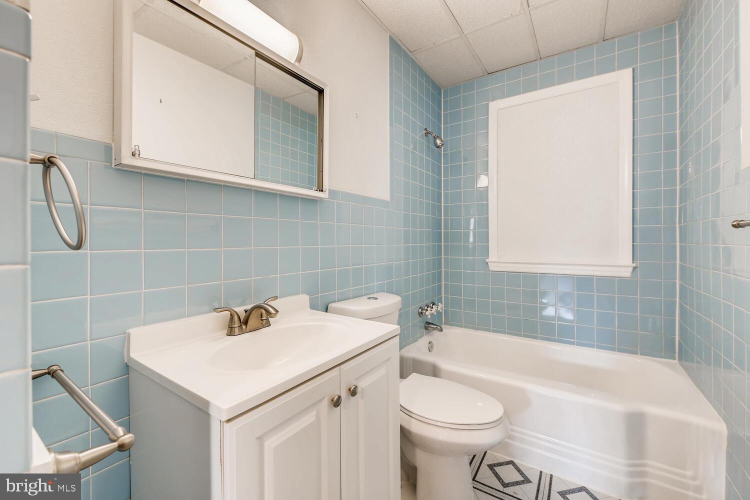 910 Woodlynn Road Baltimore, MD 21221 - Photo 9 of 35 Bathroom
