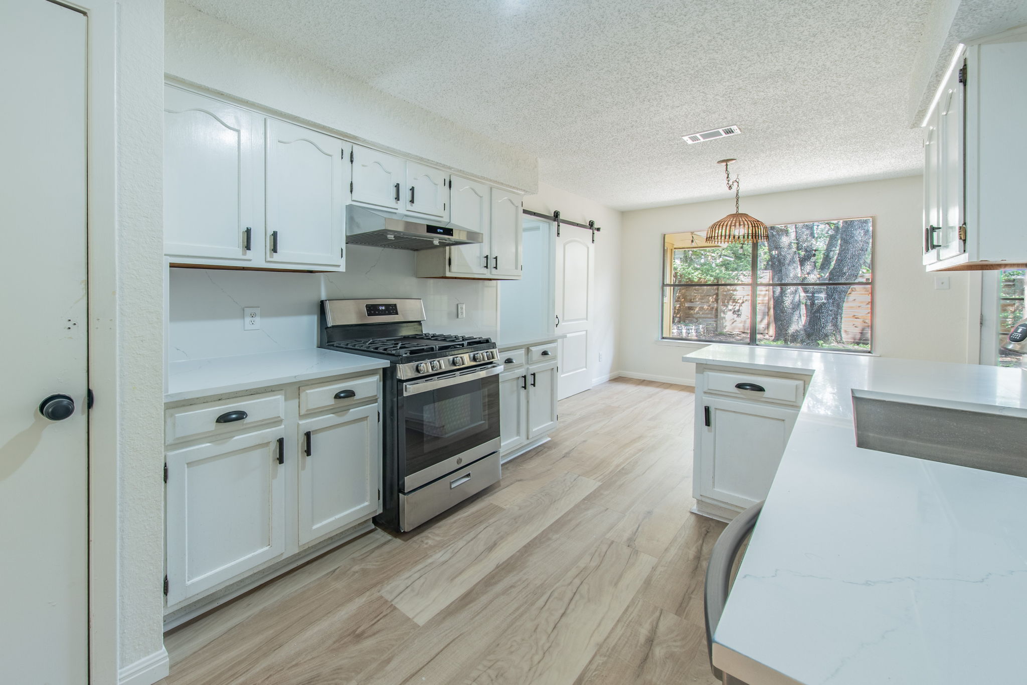 4504 Langtry Lane Austin, TX 78749 - Photo 7 of 24 Culinary creativity awaits in this bright kitchen, complete with a gas range and sleek countertops.