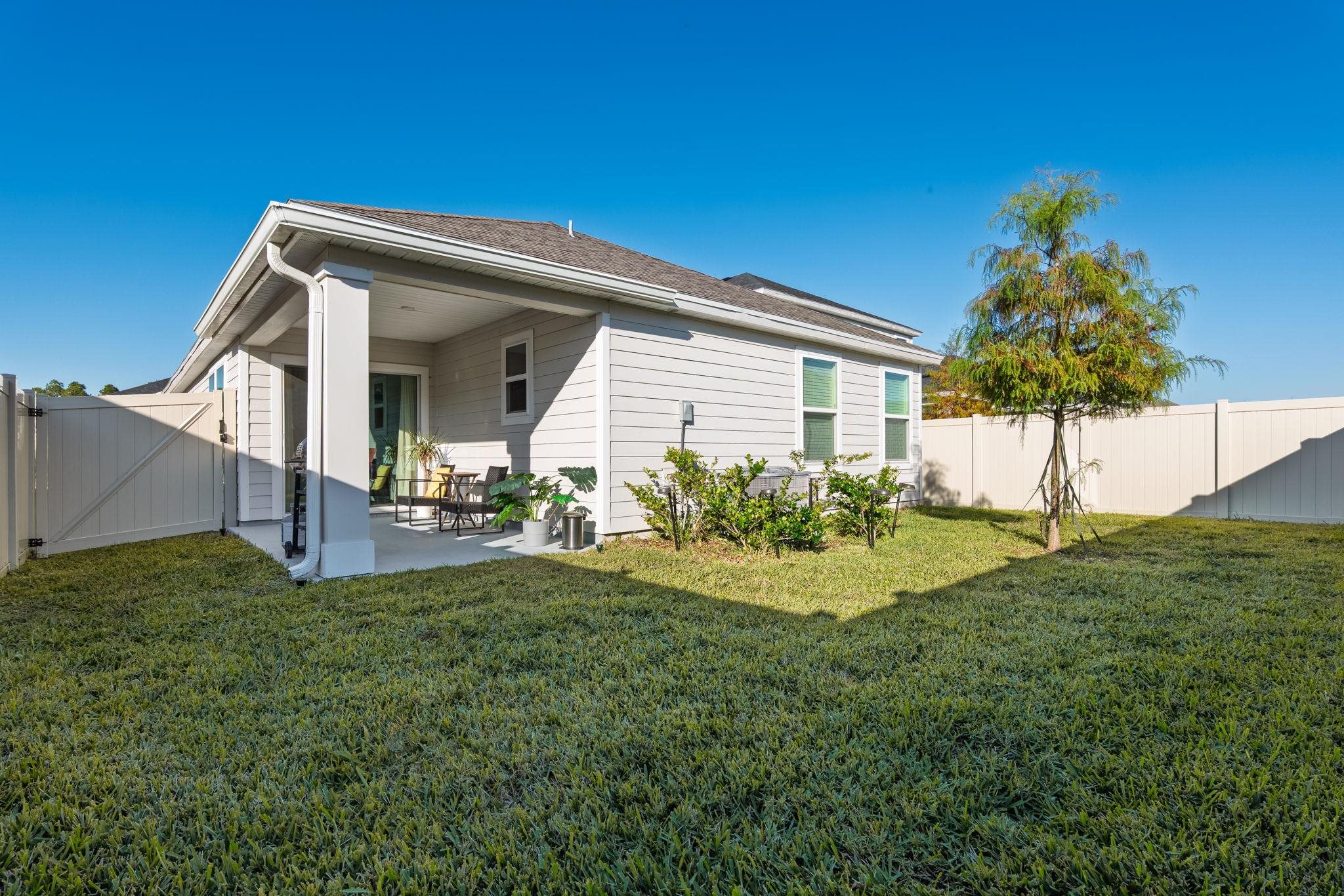 28 Peace River Road St. Johns, FL 32259 - Photo 32 of 42 a view of a house with a yard
