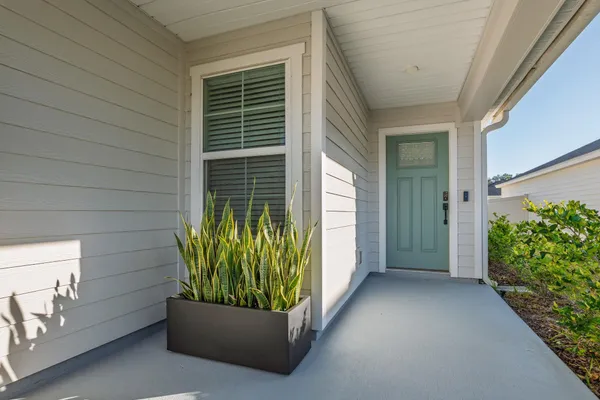 a view of entryway with patio