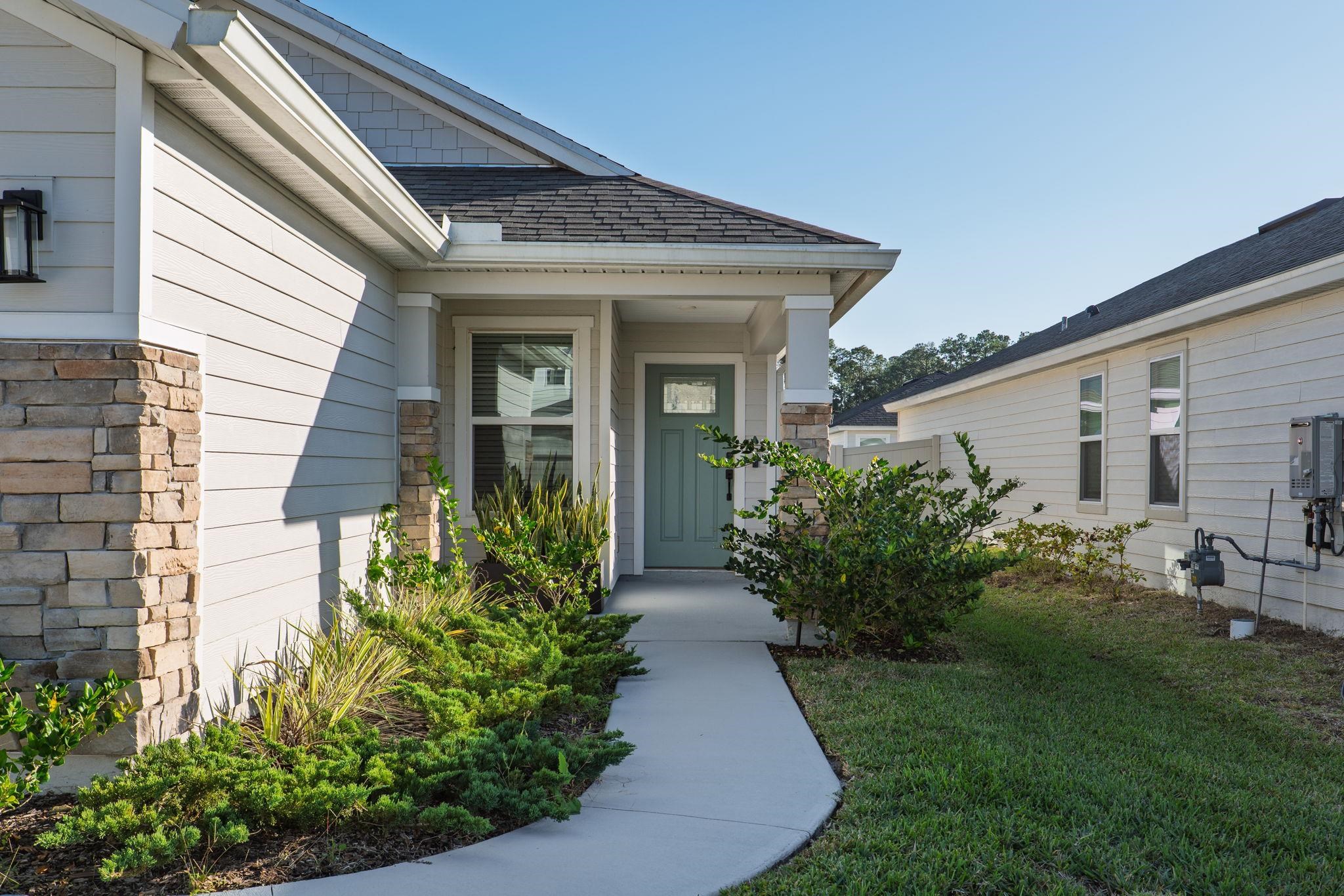 28 Peace River Road St. Johns, FL 32259 - Photo 8 of 42 a front view of a house with garden