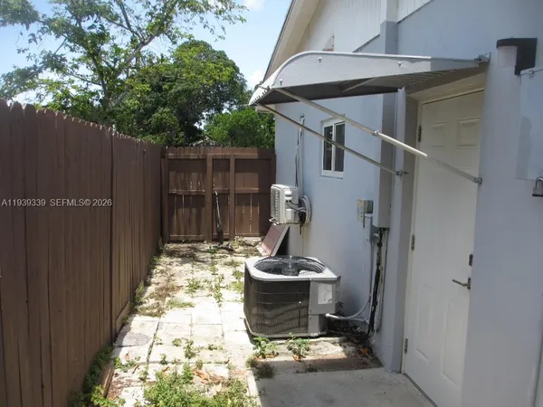 a view of a backyard