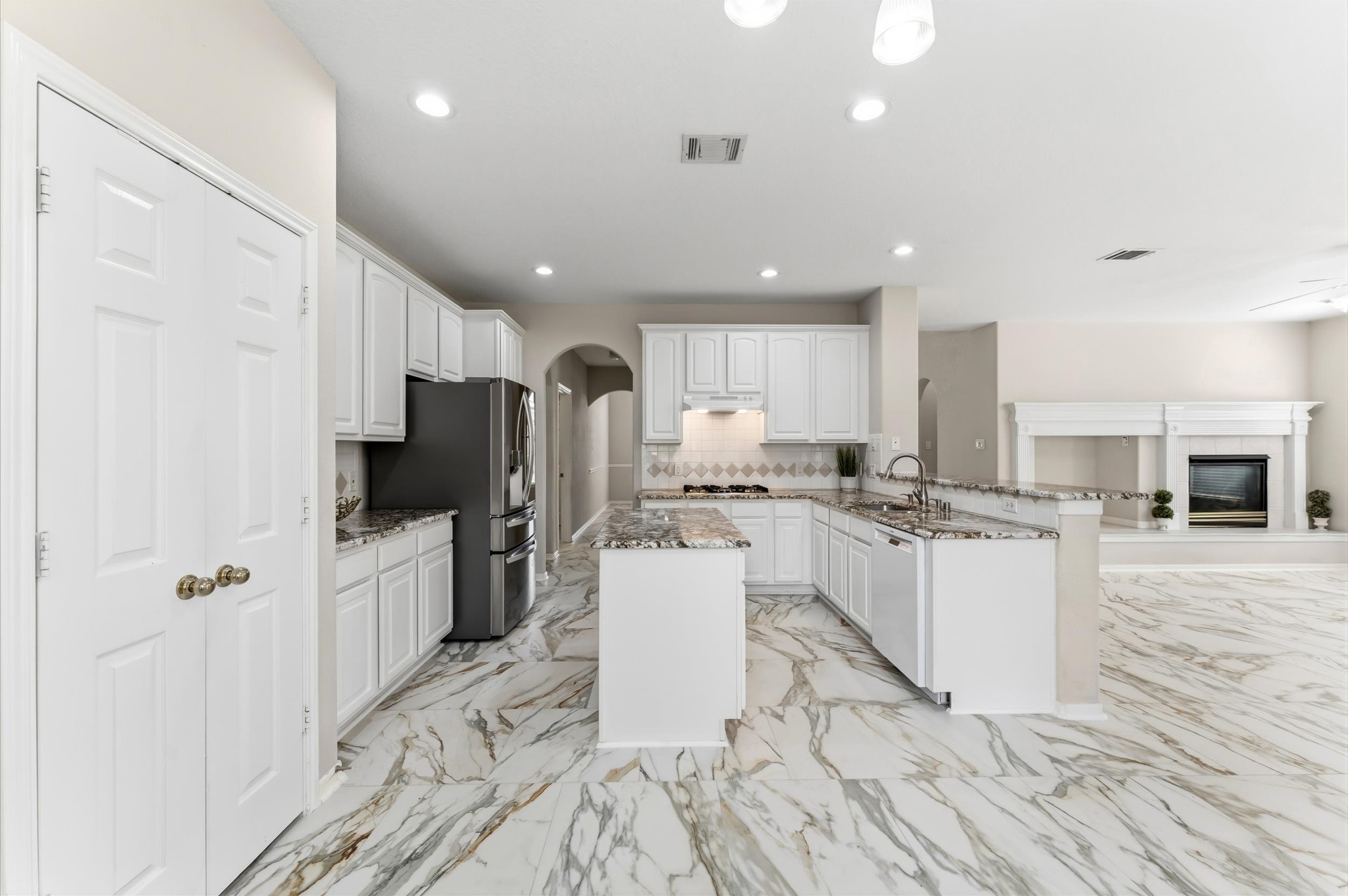 91 South Downy Willow Circle Spring, TX 77382 - Photo 20 of 50 Spacious Island Kitchen