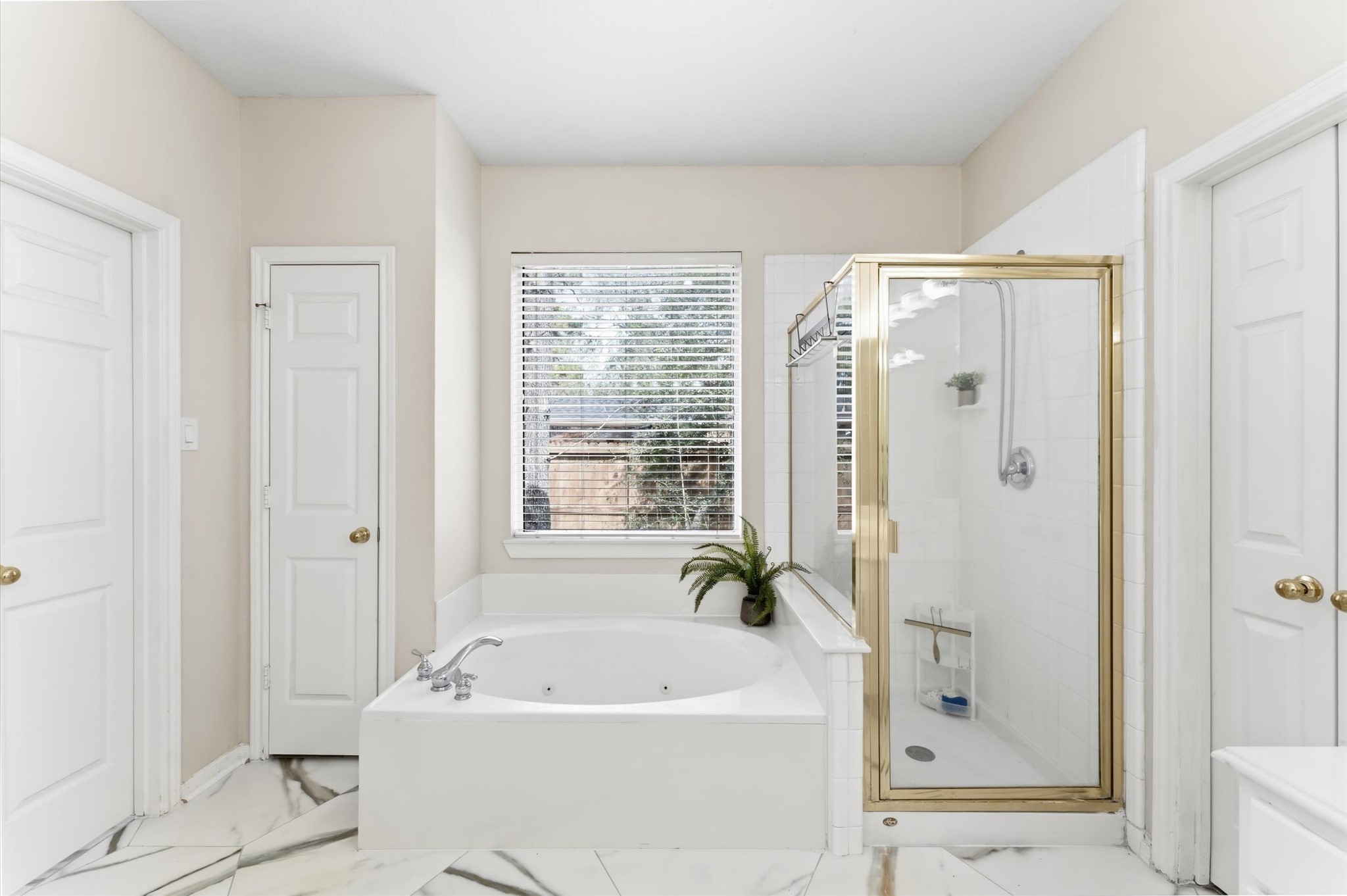 91 South Downy Willow Circle Spring, TX 77382 - Photo 27 of 50 Jetted Tub, Separate Shower, Linen Closet..