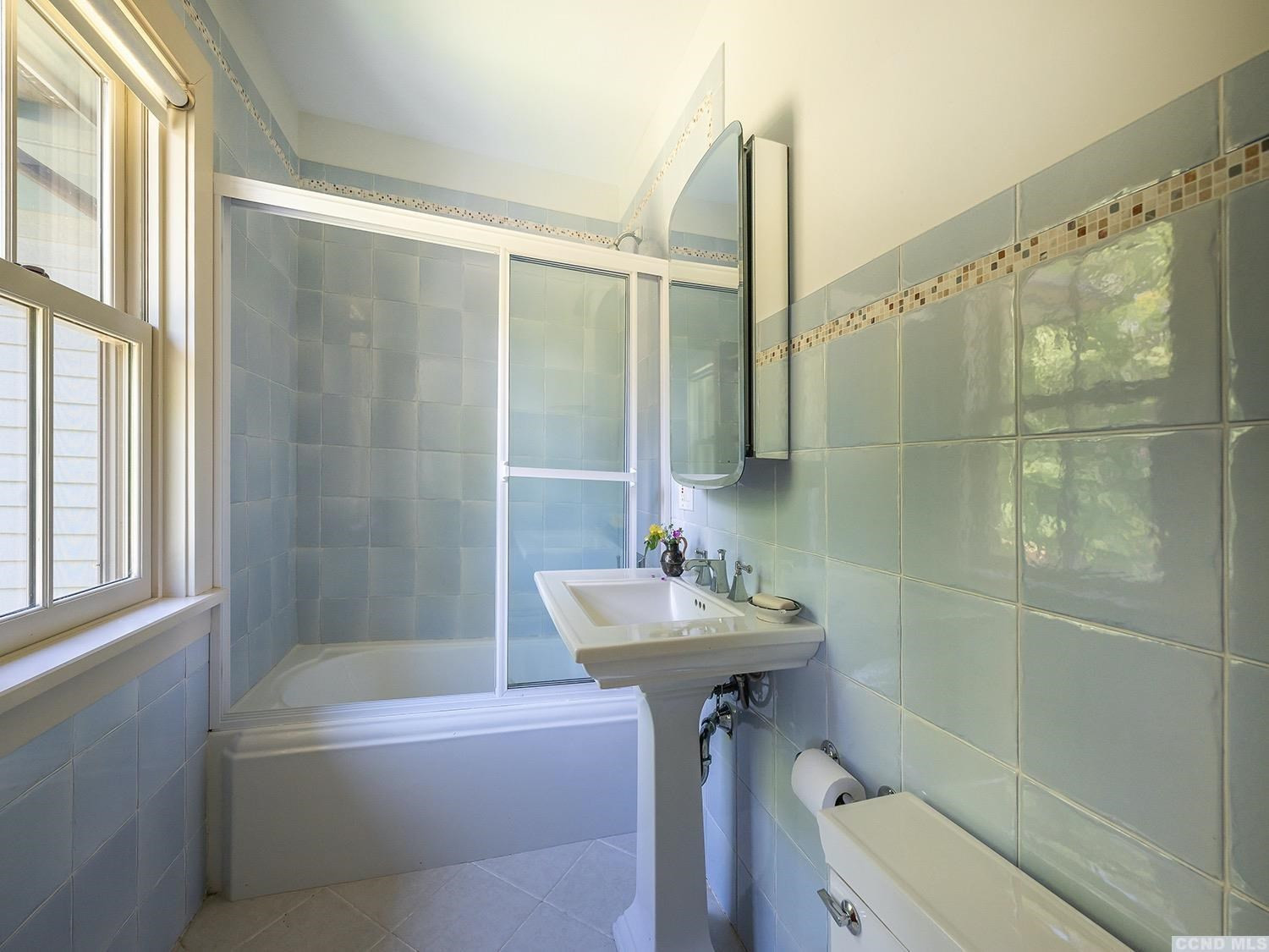 730 Oak Hill Road Claverack, NY 12534 - Photo 17 of 33 a bathroom with a sink mirror toilet and bathtub