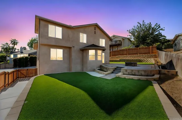 a view of a back yard