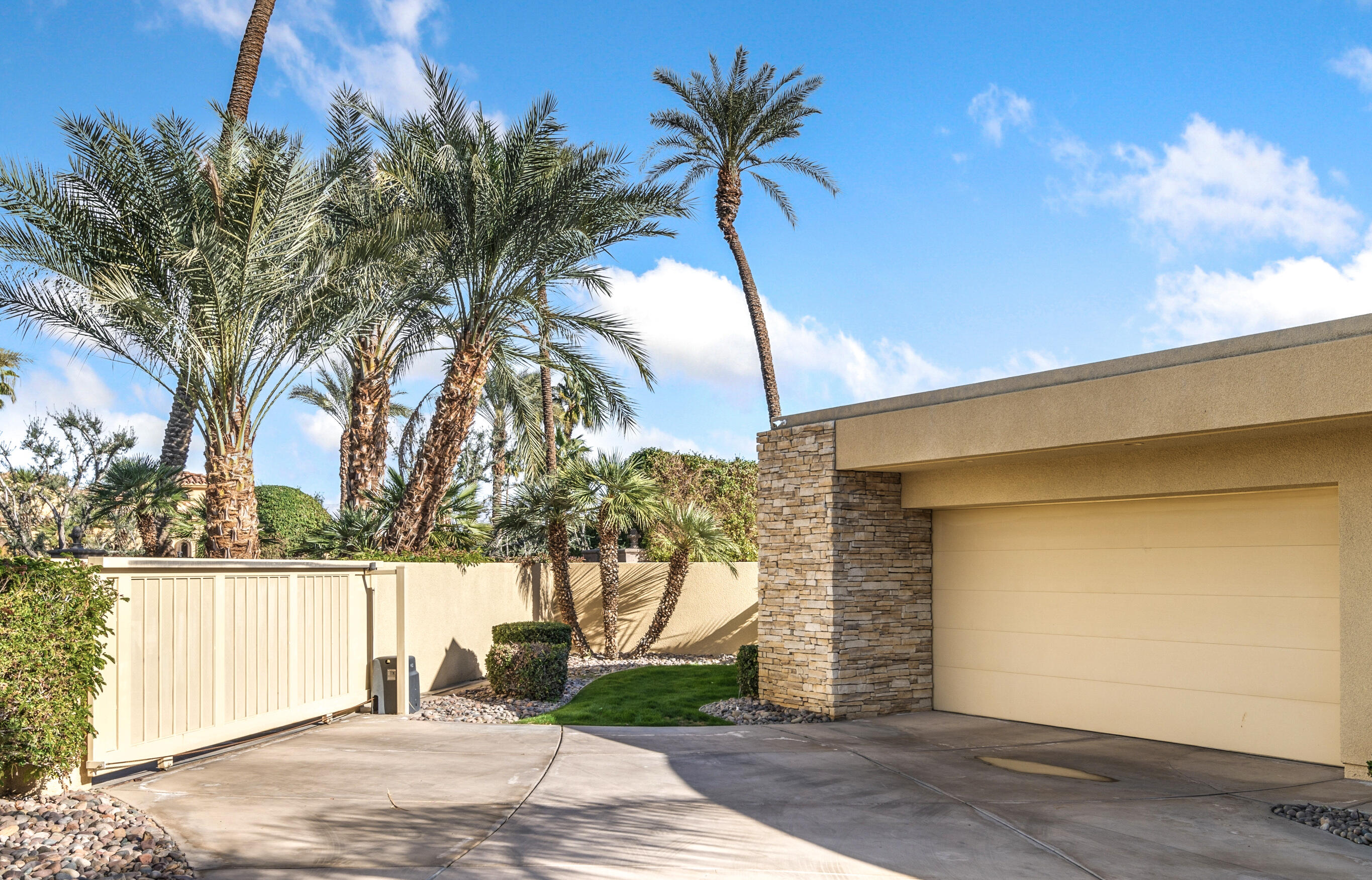 17 Strauss Terrace Rancho Mirage, CA 92270 - Photo 2 of 74 02