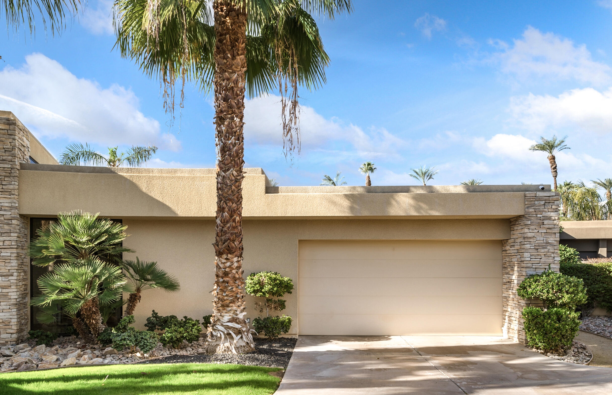 17 Strauss Terrace Rancho Mirage, CA 92270 - Photo 3 of 74 03