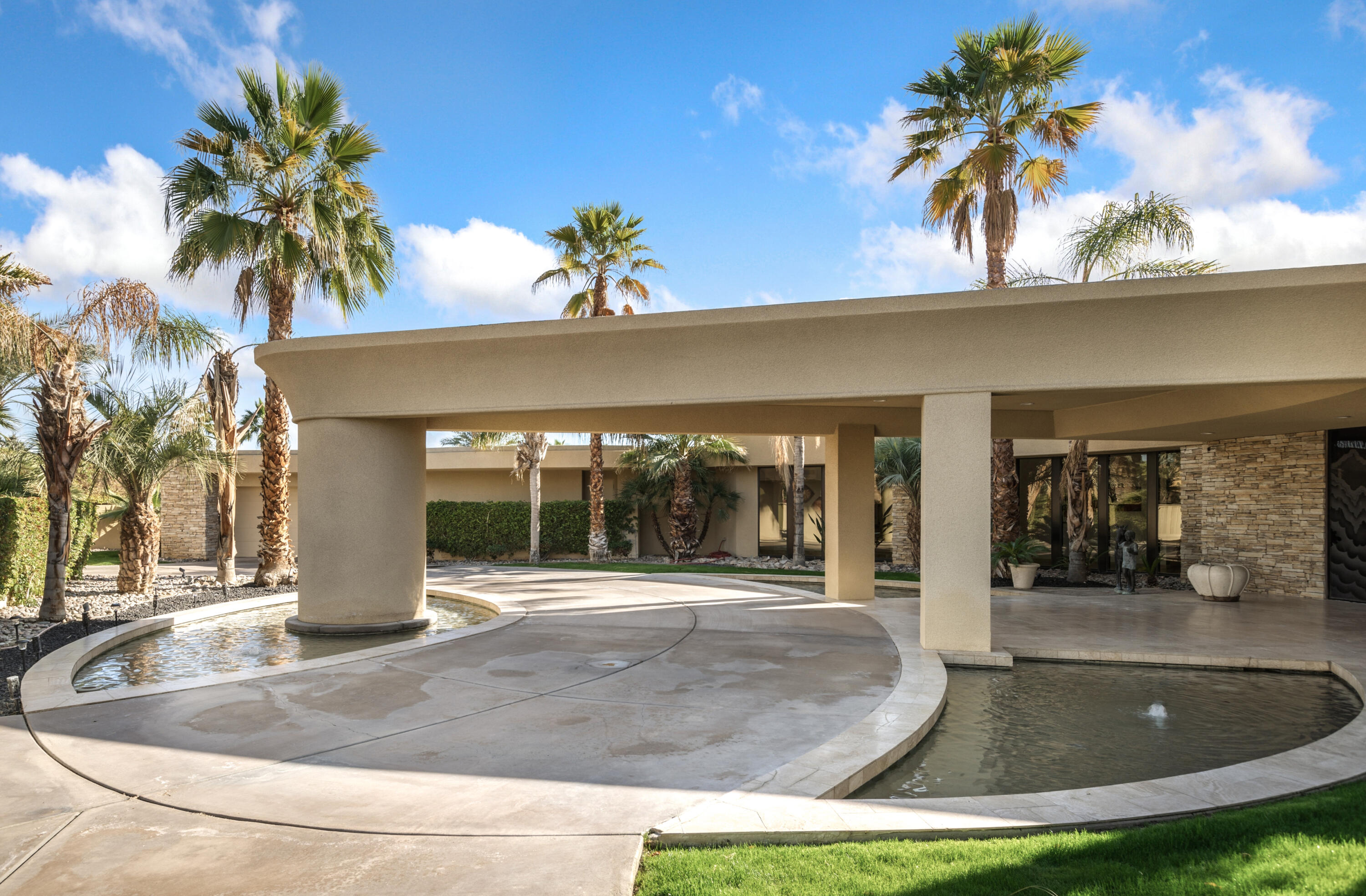 17 Strauss Terrace Rancho Mirage, CA 92270 - Photo 4 of 74 04