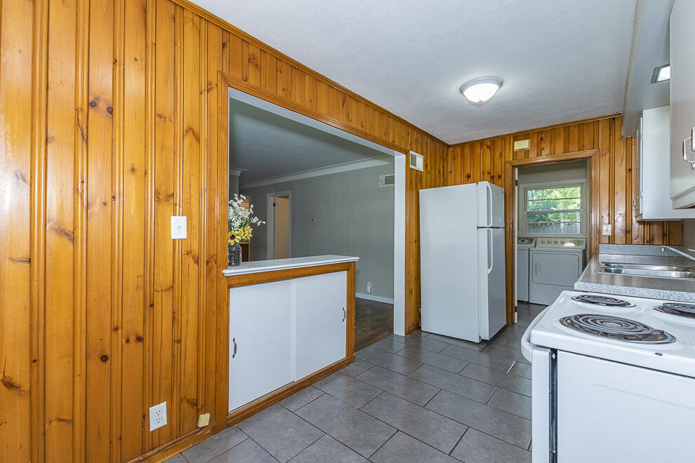 104 North Williams Street Decatur, MI 49045 - Photo 7 of 25 RN5_0575