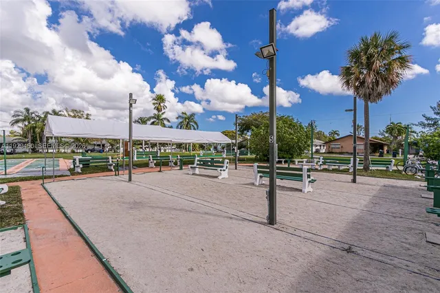 $73,000 | 815 Southwest 10th Terrace, Unit 3V, Hallandale Beach, FL 33009