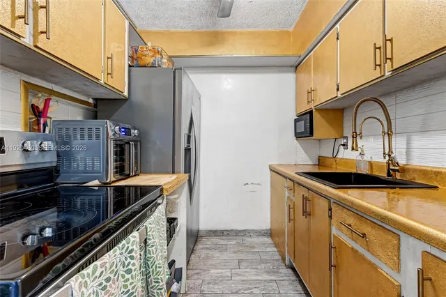 $73,000 | 815 Southwest 10th Terrace, Unit 3V, Hallandale Beach, FL 33009