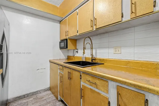 $73,000 | 815 Southwest 10th Terrace, Unit 3V, Hallandale Beach, FL 33009