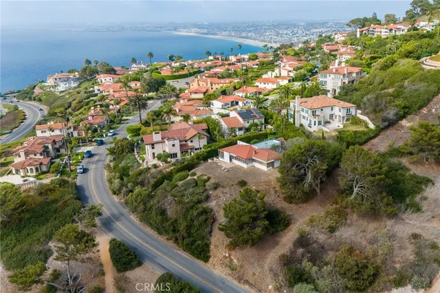 a view of a parking area