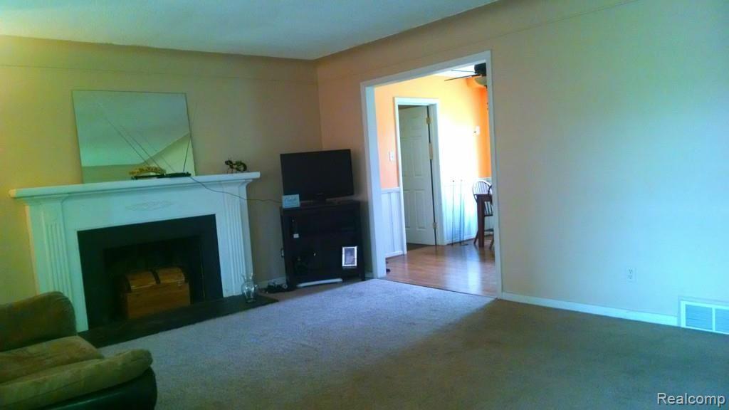 31040 Hayes Road Fraser, MI 48026 - Photo 5 of 19 IMG_20140912_124801.jpg