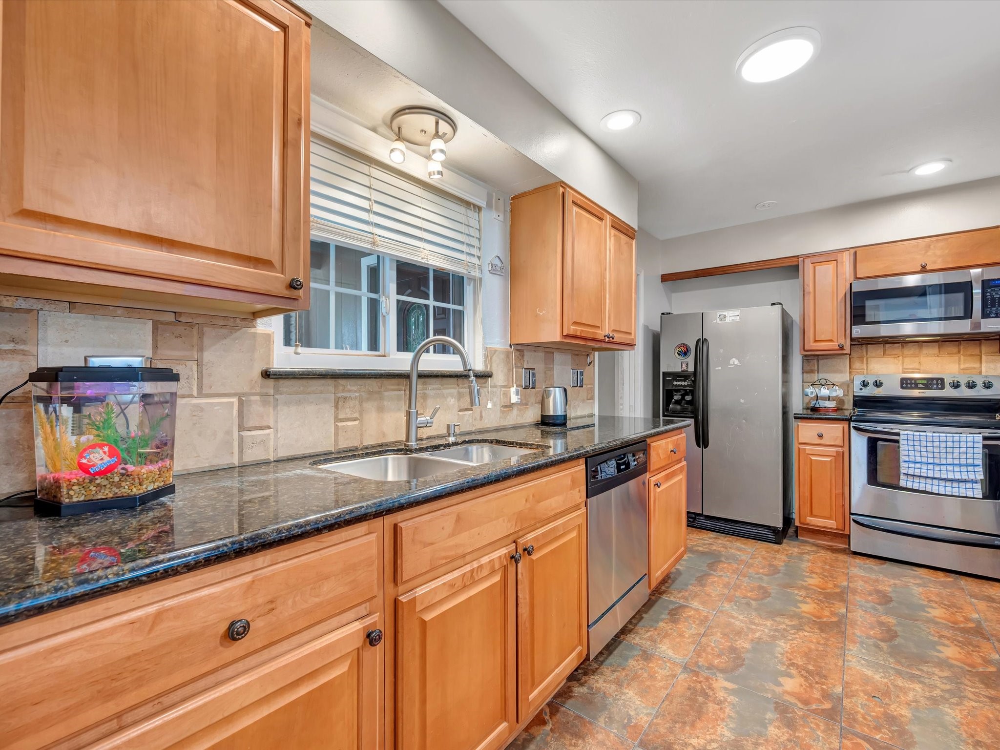 1615 Redway Lane Houston, TX 77062 - Photo 16 of 32 Nice functionable kitchen