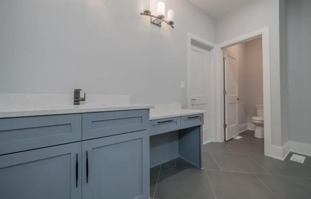 a view of an house with backyard and garden