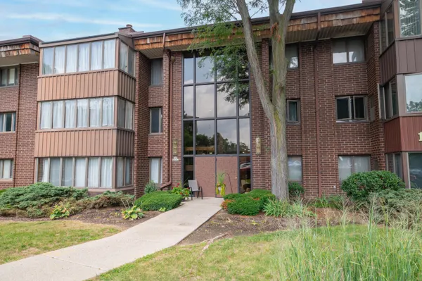 $165,000 | N85-w15700 Ridge Road, Unit 104, Menomonee Falls, WI 53051
