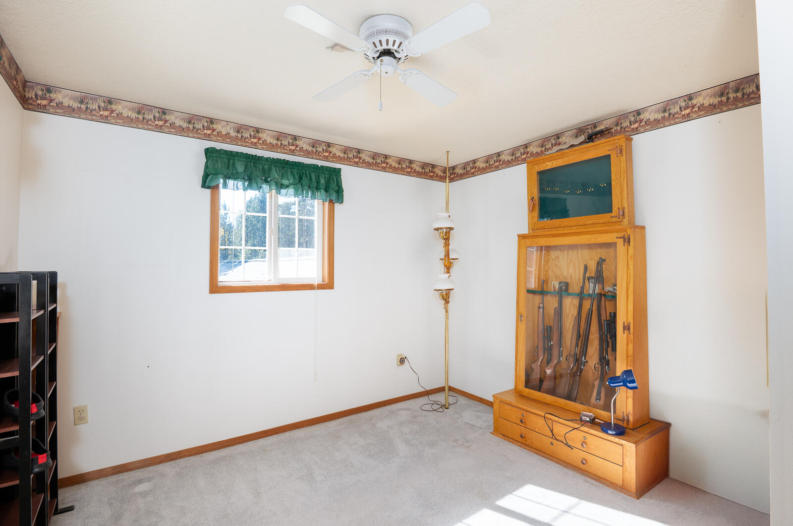 19793 Buck Canyon Road Bend, OR 97702 - Photo 14 of 33 a view of room with window and a ceiling fan