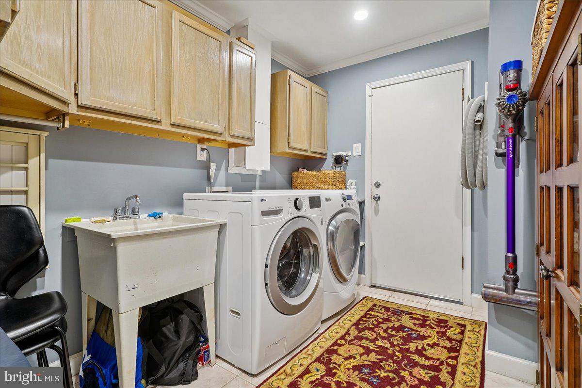 2111 Lirio Court Reston, VA 20191 - Photo 13 of 40 a utility room with dryer and washer