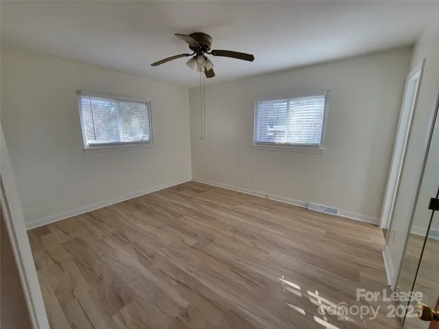 a view of empty room with a ceiling fan