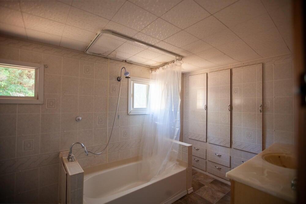 4778 North River Road Gold Hill, OR 97525 - Photo 10 of 15 a bathroom with a bathtub and shower