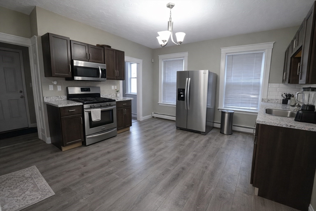 8 Pelham Street Worcester, MA 01609 - Photo 7 of 38