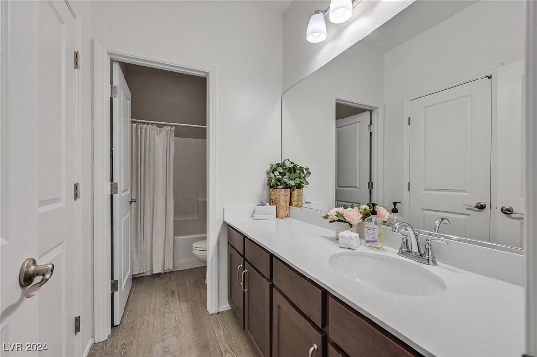 916 East Sunset Road Henderson, NV 89011 - Photo 26 of 49 Bathroom 2