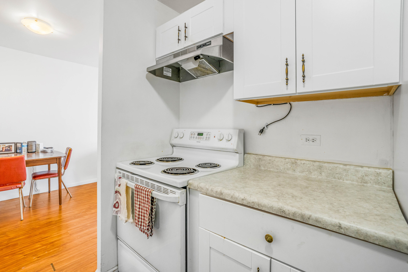 6171 North Sheridan Road, Unit 1804 Chicago, IL 60660 - Photo 8 of 29 a utility room with dryer and washer