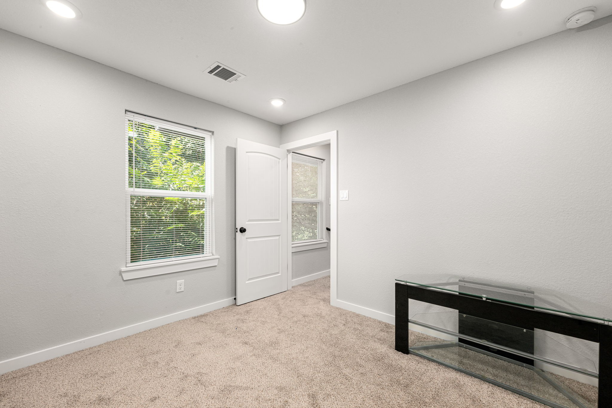 8357 Tate Street Houston, TX 77028 - Photo 20 of 42 an empty room with windows