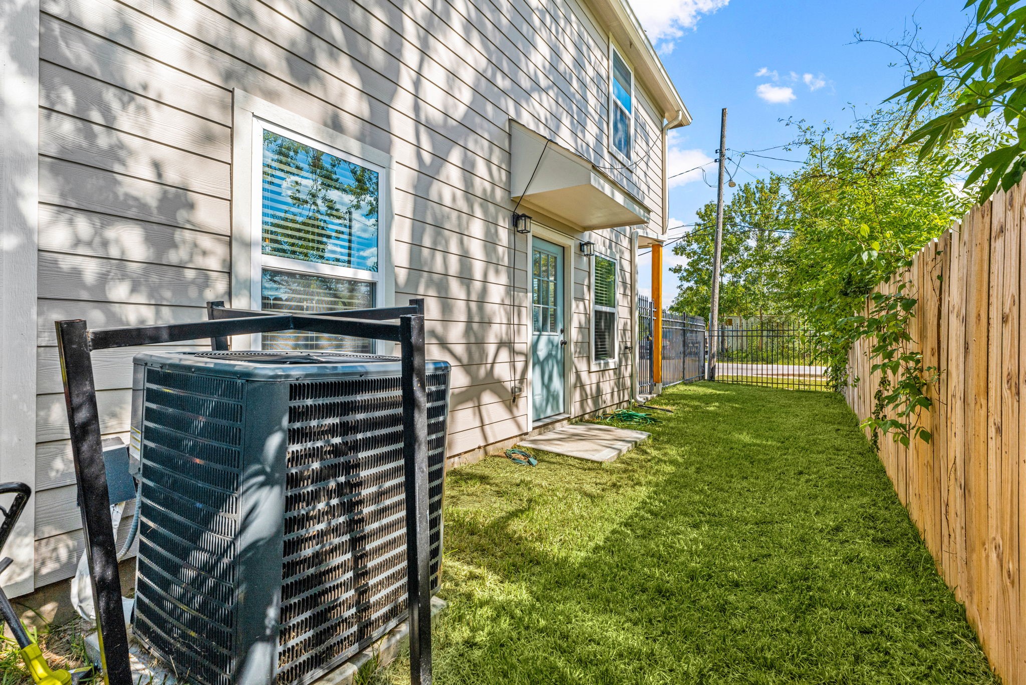 8357 Tate Street Houston, TX 77028 - Photo 29 of 42 a view of an entrance of building