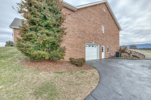 $649,900 | 229 Country Mdw Circle, Bristol, TN 37620