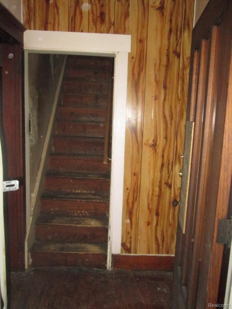 109 Maple Street River Rouge, MI 48218 - Photo 6 of 23 6-Entry.jpg